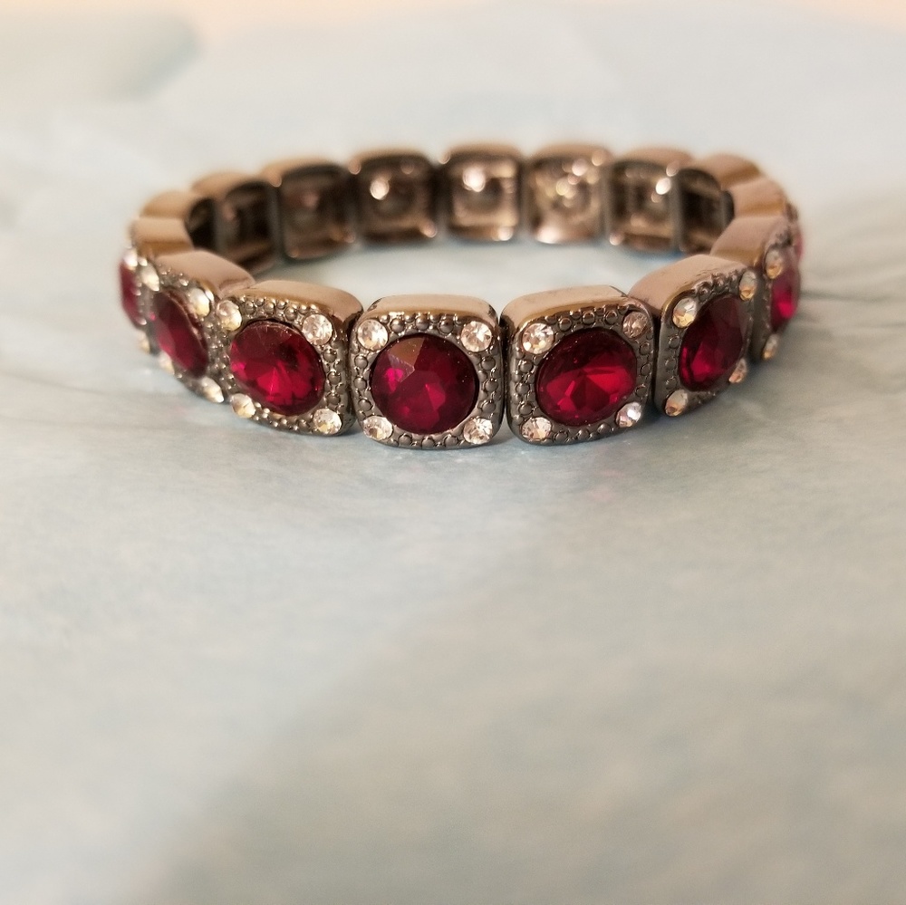 Beautiful costume jewelry bracelet fits 6 to 7 1/2